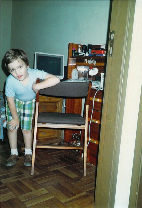 Picture of Rui as a child next to his desk